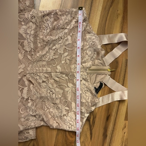 Elegant Lace Dress in Cream - Picture 3 of 6